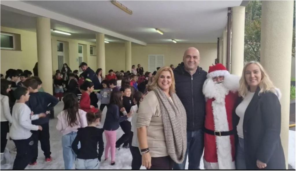 Chegada do Pai Natal a uma das escolas da freguesia, com a presença do Presidente da Junta de Freguesia do Caniço