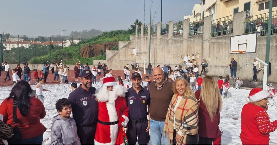 Chegada do Pai Natal a uma das escolas da freguesia, com a presença do Presidente da Junta de Freguesia do Caniço