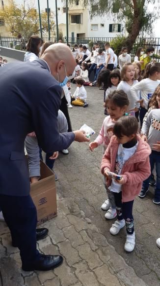 Junta de Freguesia entrega ovos de Páscoa às Crianças do 1º Ciclo e Pré-escolar