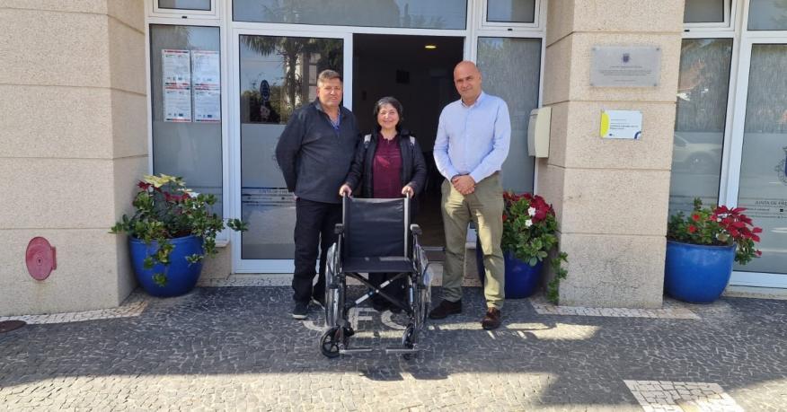 Entrega de cadeira de rodas a fam&iacute;lia da Freguesia do Cani&ccedil;o