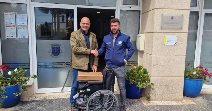  Entrega de cadeira de rodas a um fregu&ecirc;s do Cani&ccedil;o