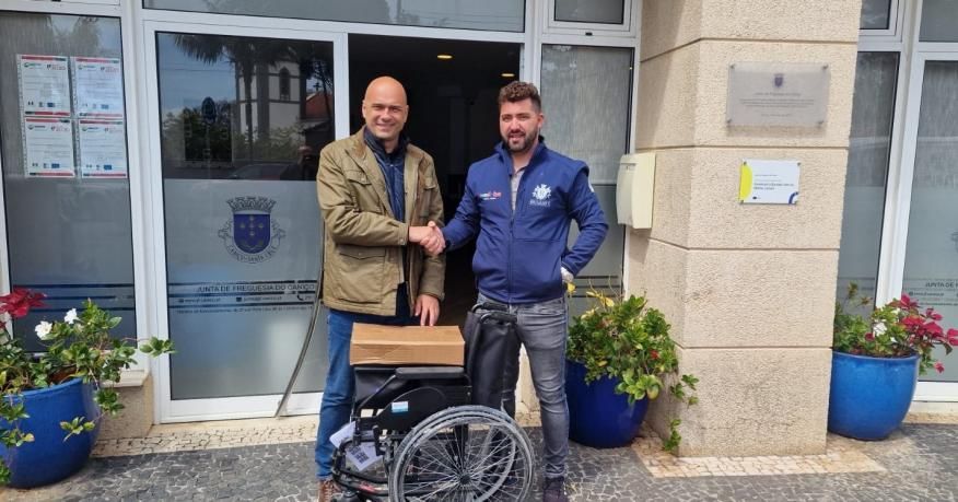  Entrega de cadeira de rodas a um fregu&ecirc;s do Cani&ccedil;o