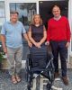 Entrega de cadeira de rodas a fam&iacute;lia da Freguesia do Cani&ccedil;o