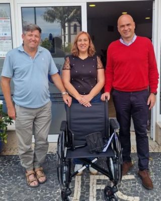 Entrega de cadeira de rodas a fam&iacute;lia da Freguesia do Cani&ccedil;o