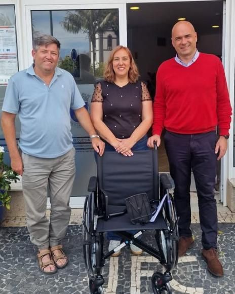 Entrega de cadeira de rodas a fam&iacute;lia da Freguesia do Cani&ccedil;o