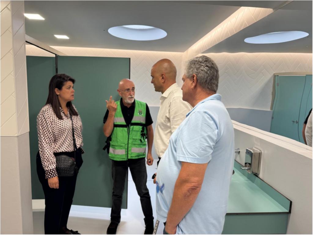 Visita da Presidência às renovadas casas de banho públicas do centro do Caniço